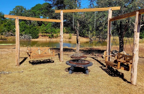 La Grange House | Modern Ranch Bungalow Near Roundtop w/Pond