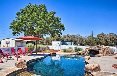 Denton County House | Modern Ranch Home w/ Large Yard, Hot Tub, & Spa!