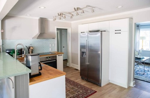 Greensboro House | Modern ranch house conveniently located in Greensboro