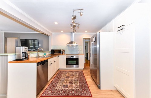 Greensboro House | Modern ranch house conveniently located in Greensboro