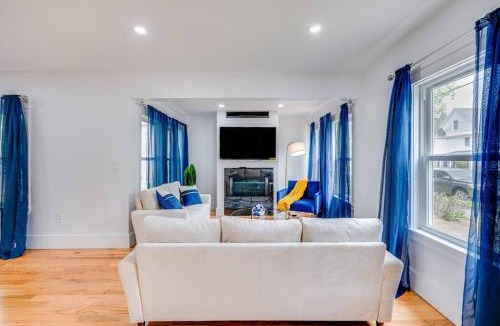 Milton Apartment | Modern Red Door Haven +5mins to Boston