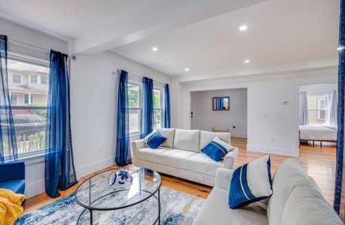 Milton Apartment | Modern Red Door Haven +5mins to Boston