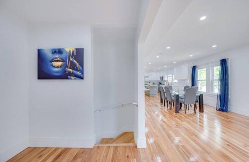 Milton Apartment | Modern Red Door Haven +5mins to Boston