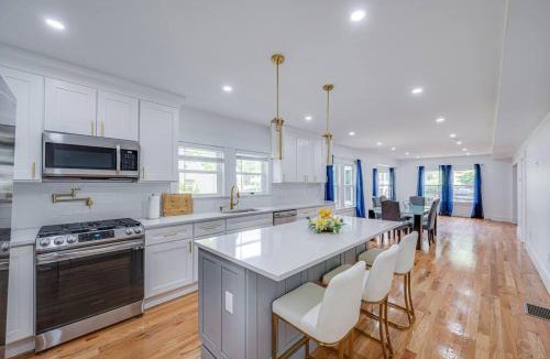 Milton Apartment | Modern Red Door Haven +5mins to Boston