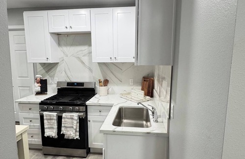 Redlands House | Modern Redlands Guesthouse| Kitchen| Private Entry