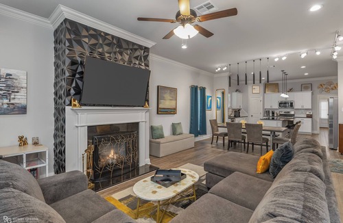 Shreveport House | Modern Regional Art Gallery Home! - Spacious & New. Tv in each room.