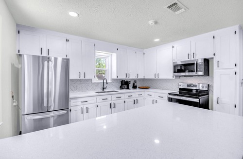 Brazoria Apartment | Modern Remodeled Clean Quiet apt 1 king 1 Queen washer dryer onsite