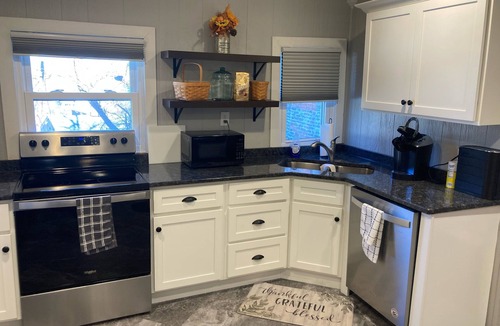 Midway Apartment | Modern Remodeled Downtown Midway Studio