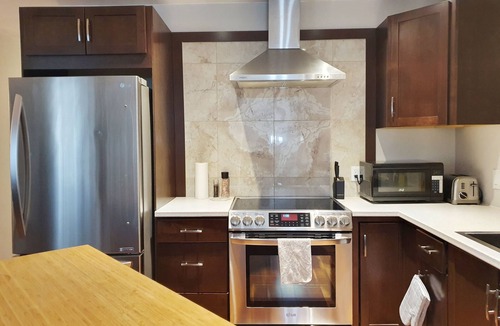 Kingston House | Modern & Renovated 3 Bedroom Private Unit - Fabulous Value