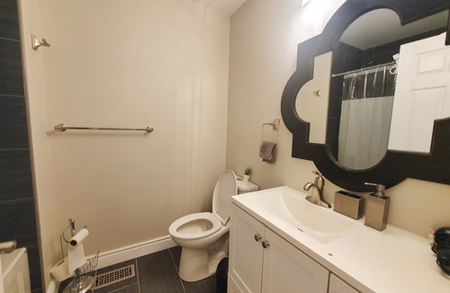 Kingston House | Modern & Renovated 3 Bedroom Private Unit - Fabulous Value