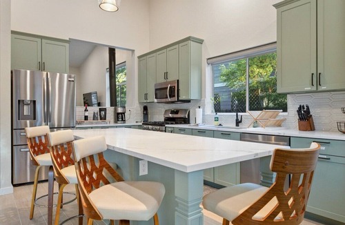 Ponderosa Trails House | Modern+Renovated+5 Mins from Polar Express+ Holiday Availability+Snow Bowl