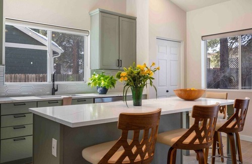 Ponderosa Trails House | Modern+Renovated+5 Mins from Polar Express+ Holiday Availability+Snow Bowl