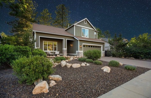 Ponderosa Trails House | Modern+Renovated+5 Mins from Polar Express+ Holiday Availability+Snow Bowl