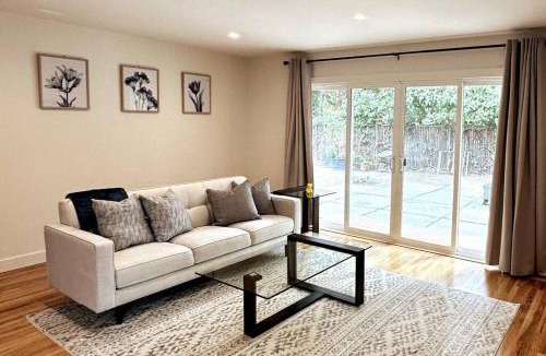 Santa Clara House | Modern, Renovated 5b/3ba near Apple, Kaiser