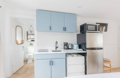 Dennis Port Apartment | Modern & Renovated Studio Condo (Steps to the Beach!) - Pool, WiFi, Free Parking