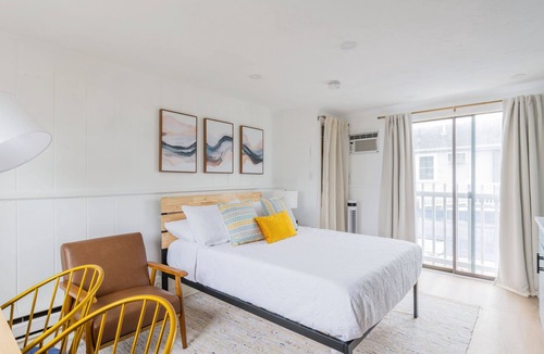 Dennis Port Apartment | Modern & Renovated Studio Condo (Steps to the Beach!) - Pool, WiFi, Free Parking