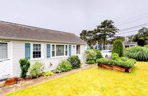 Dennis Port Apartment | Modern & Renovated Studio Condo (Steps to the Beach!) - Pool, WiFi, Free Parking