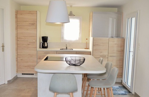 Amboise Cottage | Modern rental in Amboise with pool, garden, and wifi