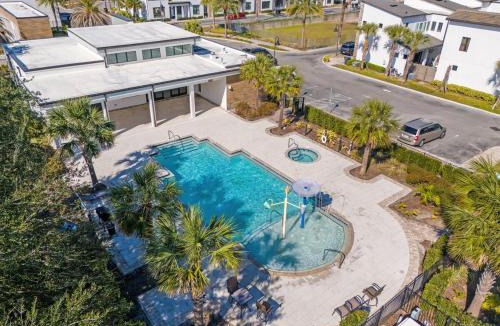 Loughman Villa | Modern resort style retreat with great amenities