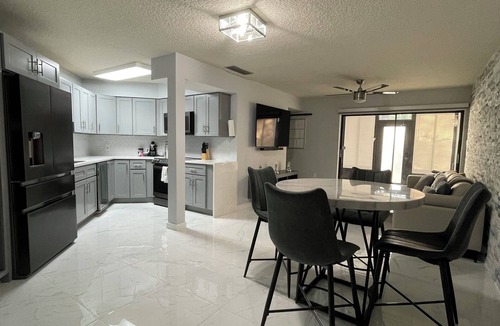 Ventura Condo | Modern Resort-Style Stay