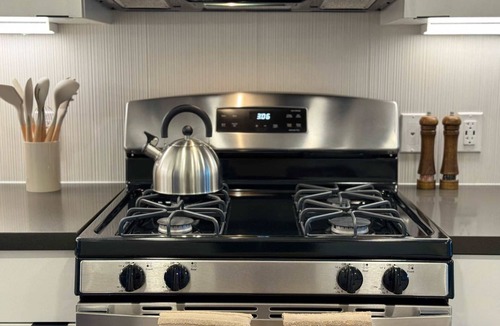 Lyon Street Apartment | Modern Retreat 10 Min from Disneyland W/Pool&Gym