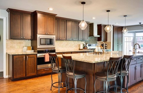 Ravenna House | Modern Retreat | 15 Guests | Theater | Rock Wall | Hot Tub | Fenced Yard | Sport Court | Kent State