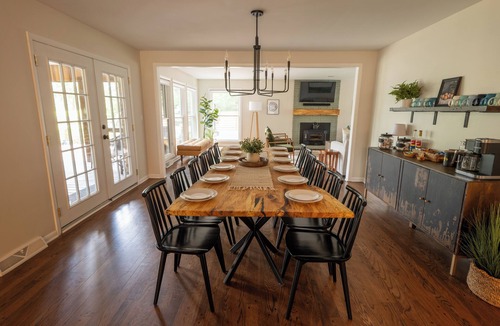 Ravenna House | Modern Retreat | 15 Guests | Theater | Rock Wall | Hot Tub | Fenced Yard | Sport Court | Kent State