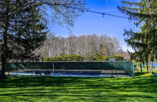 Ravenna House | Modern Retreat | 15 Guests | Theater | Rock Wall | Hot Tub | Fenced Yard | Sport Court | Kent State