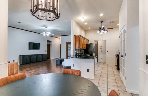 South Oklahoma City House | Modern Retreat: 4 King Beds & Office