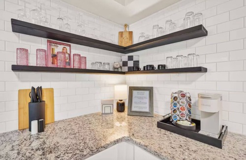 Savannah House | Modern Retreat - 9 Miles to Downtown - Game room