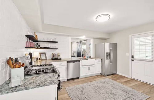 Savannah House | Modern Retreat - 9 Miles to Downtown - Game room
