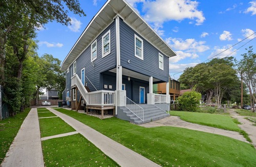 Alta Vista Apartment | Modern Retreat l 30+ Day Stay Med Center & Airport
