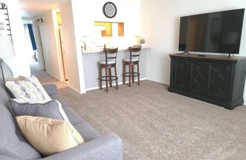 West Old Town Apartment | Modern Retreat, near Old Town