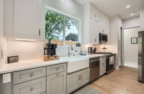 Govalle House | Modern Retreat on a Creek. Walkable. Free Parking