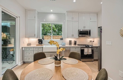 Govalle House | Modern Retreat on a Creek. Walkable. Free Parking