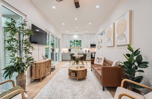 Govalle House | Modern Retreat on a Creek. Walkable. Free Parking