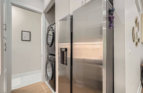 Govalle House | Modern Retreat on a Creek. Walkable. Free Parking