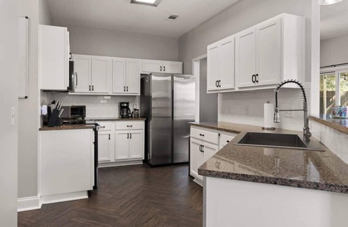 Brunswick House | Modern Retreat - Pet Friendly