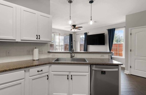 Brunswick House | Modern Retreat - Pet Friendly