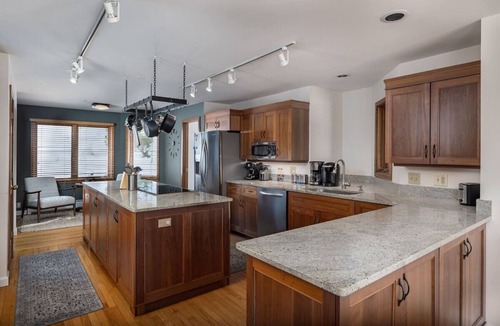 Stowe Villa | Modern Retreat ~ Stunning Mountain View ~ Hot Tub!