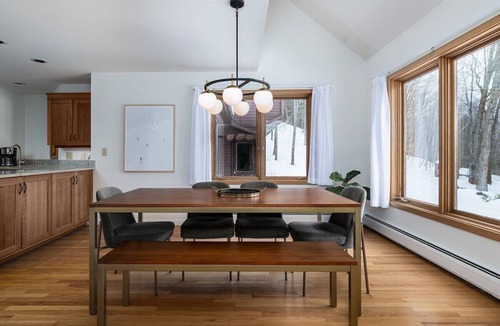 Stowe Villa | Modern Retreat ~ Stunning Mountain View ~ Hot Tub!