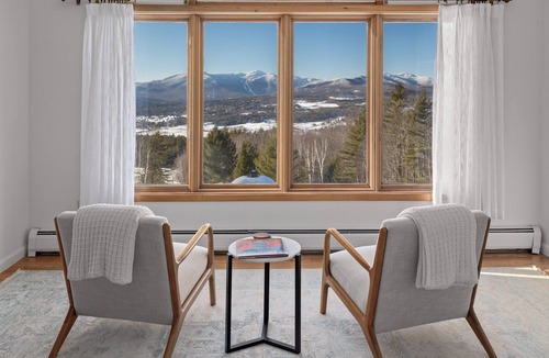 Stowe Villa | Modern Retreat ~ Stunning Mountain View ~ Hot Tub!