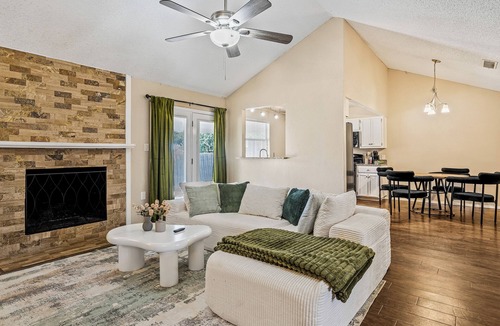 Brushy Creek House | Modern Retreat w/Fireplace & Open Living