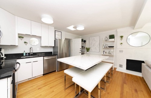 Epping Forest House | Modern Retreat w/Fire Pit & Parking