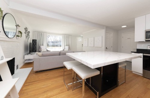 Epping Forest House | Modern Retreat w/Fire Pit & Parking