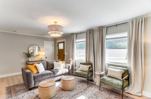 Lupton City House | Modern Retreat w/Fire Pit Near Harrison Bay!