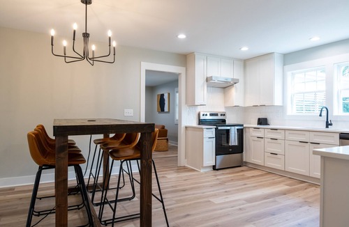 Durham House | Modern Retreat w/King Bed –3 BR Near Duke DT