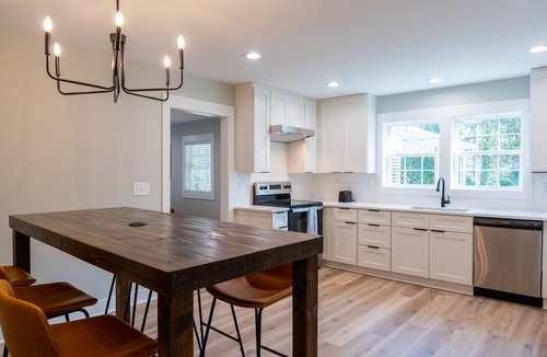 Durham House | Modern Retreat w/King Bed –3 BR Near Duke DT