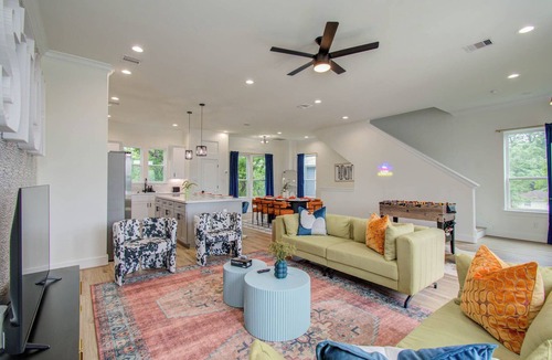 Greater Third Ward House | Modern Retreat w/Rooftop Cinema