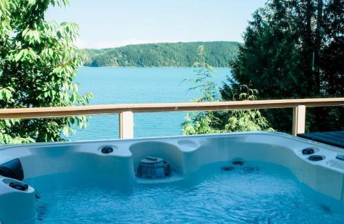 Hoodsport House | Modern retreat w/stunning views & hot tub